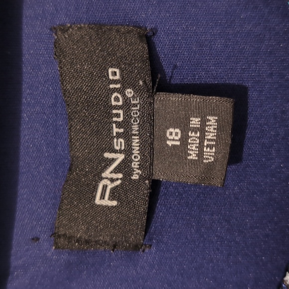 Micro pleat lined short sleeve - Picture 2 of 3